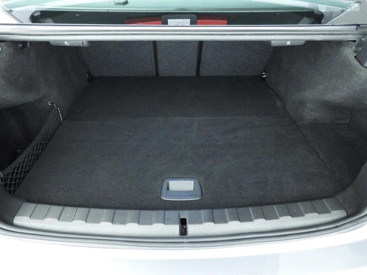 BMW 3-SERIE Sedan 320e | M-Sportpakket | LED | Navigatie | Schuifdak | Sportstoelen | Shadow line | DAB | Alu 18 inch