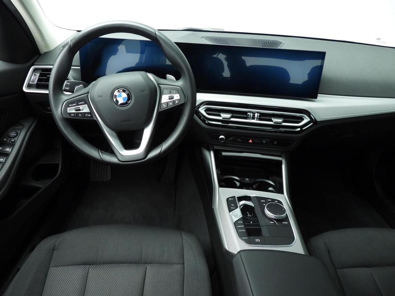 BMW 3-SERIE Sedan 318i | LED | Navigatie | Clima | PDC | Cruise controle | DAB | Alu 17 inch