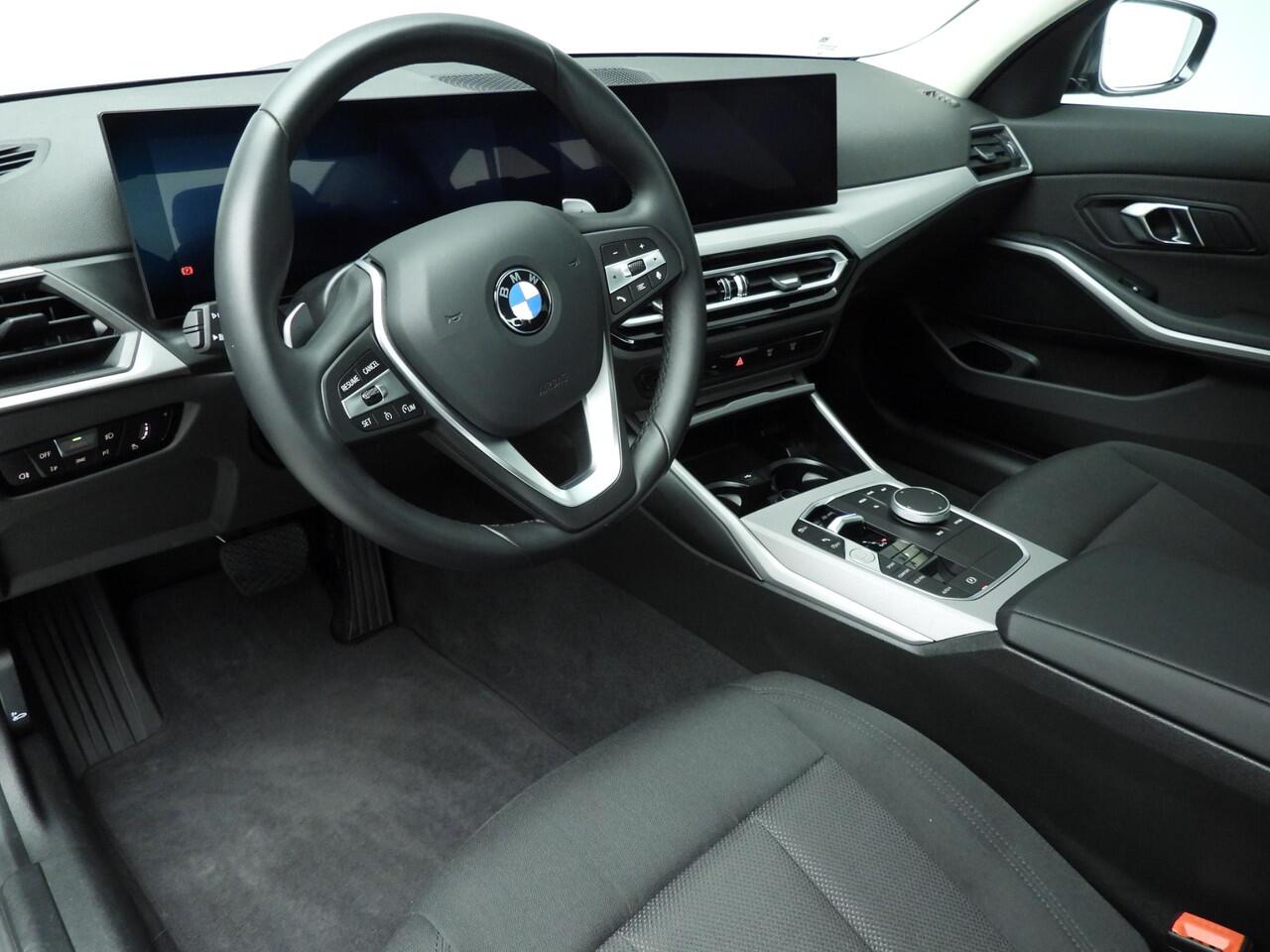 BMW 3-SERIE Sedan 318i | LED | Navigatie | Clima | PDC | Cruise controle | DAB | Alu 17 inch