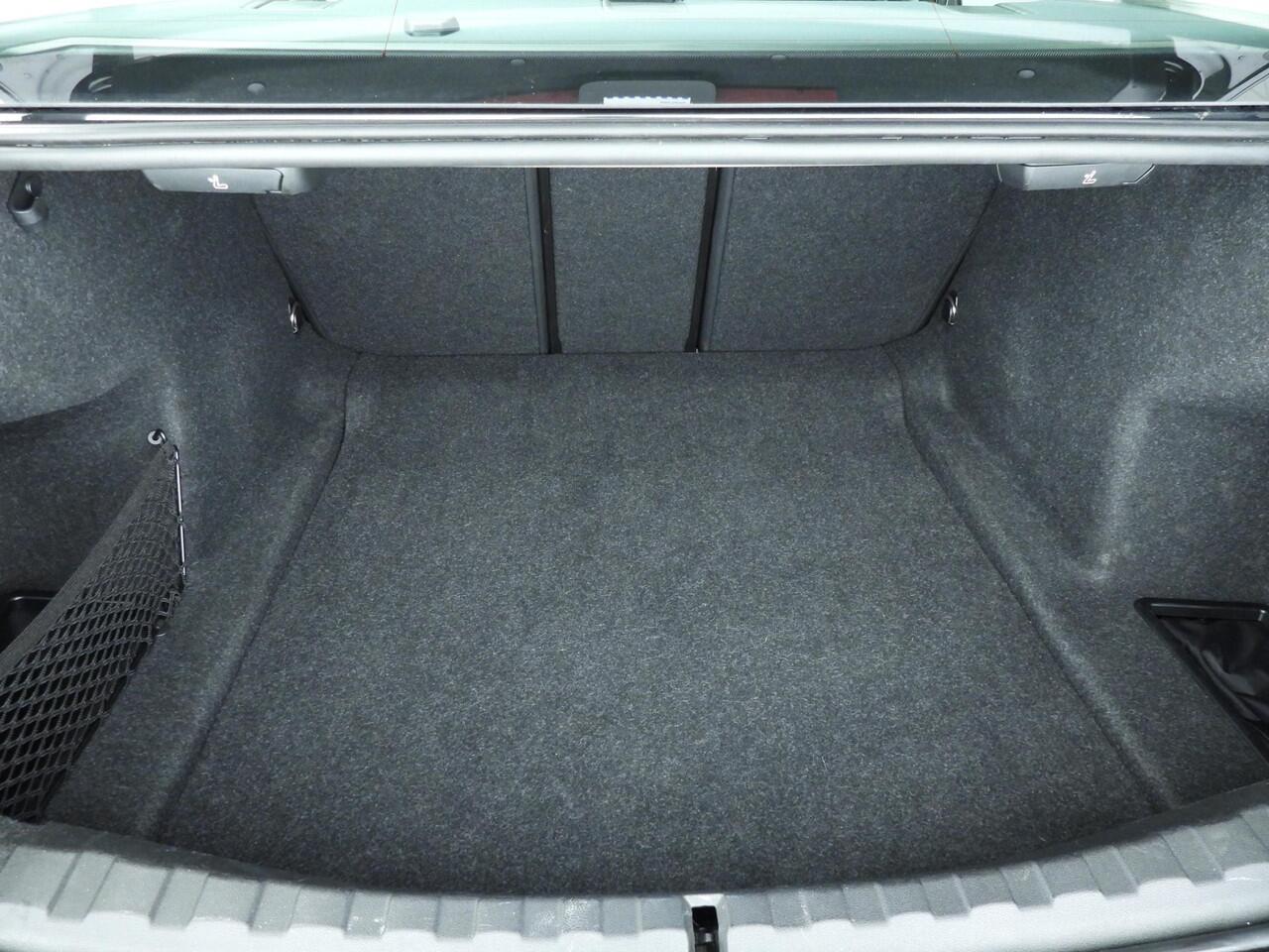 BMW 3-SERIE Sedan 318i | LED | Navigatie | Clima | PDC | Cruise controle | DAB | Alu 17 inch