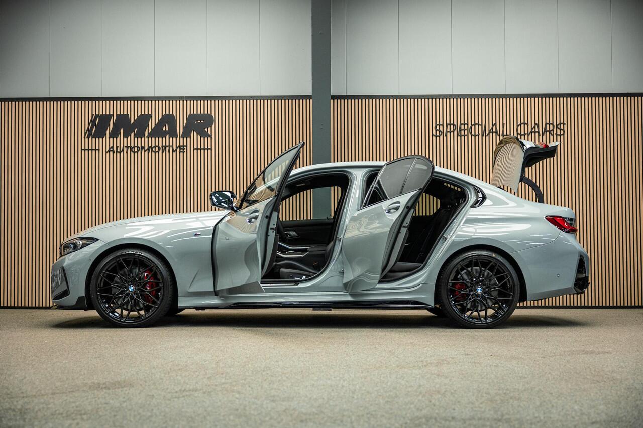 BMW 3-SERIE M340i xDrive | M-Performance Pack | M-stoelen | Head-Up | Carbon inleg | 20'' velgen | Sportstuur |