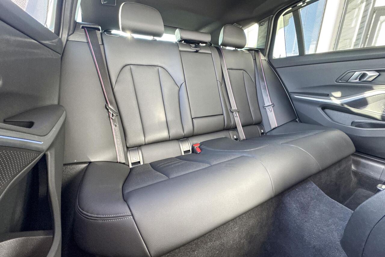 BMW 3-SERIE Touring 330e / M Sportpakket Pro / HiFi / Getint glas achter