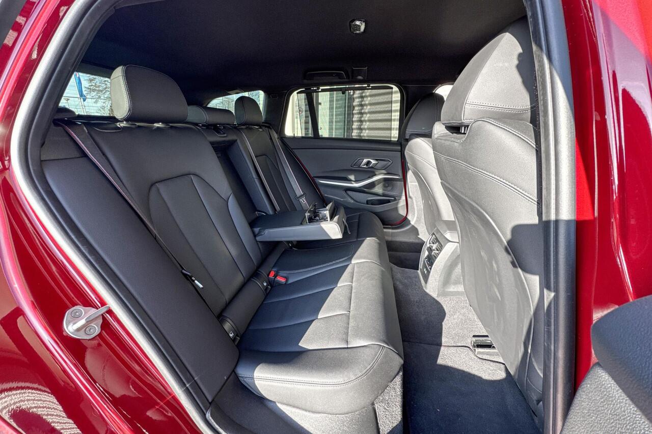 BMW 3-SERIE Touring 330e / M Sportpakket Pro / HiFi / Getint glas achter