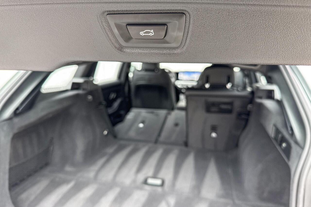 BMW 3-SERIE Touring 318i M Sportpakket / 18 inch / Trekhaak / Achteruitrijcamera