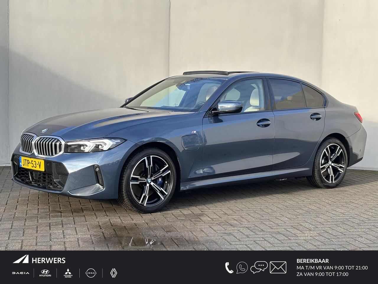 BMW 3-SERIE 330e M Sport / RIJKLAAR / Fabrieksgarantie tot 11-2027 / Harman Kardon Premium Audio / Elektrische Trekhaak / Schuif- en Kantel Dak / Stoel & Stuurverwarming / Akoestisch Glas / Adaptieve Cruise Control / Leder Bekleding / Dealer Onderhouden / Apple Carpl