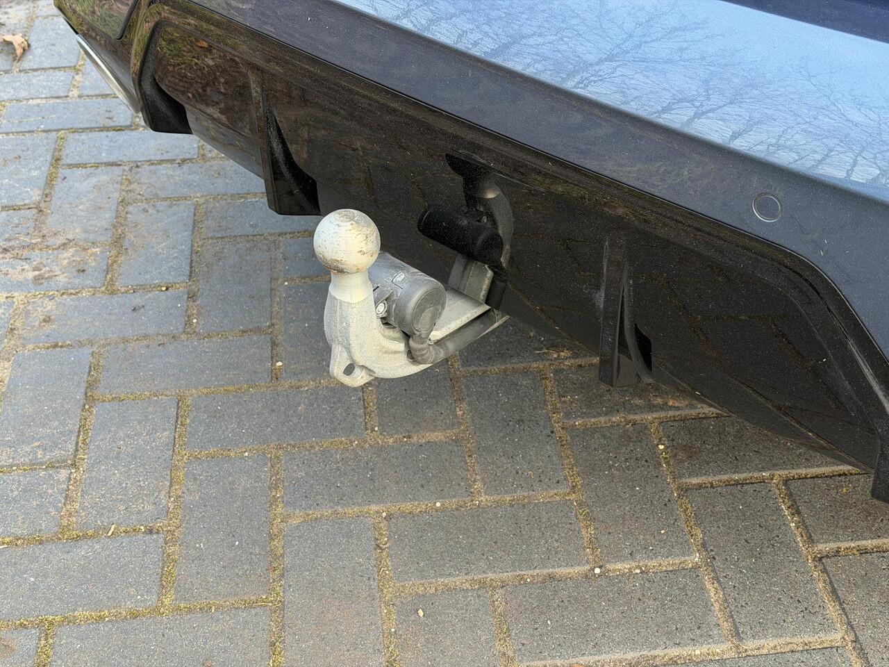 BMW 3-SERIE 330e M Sport / RIJKLAAR / Fabrieksgarantie tot 11-2027 / Harman Kardon Premium Audio / Elektrische Trekhaak / Schuif- en Kantel Dak / Stoel & Stuurverwarming / Akoestisch Glas / Adaptieve Cruise Control / Leder Bekleding / Dealer Onderhouden / Apple Carpl