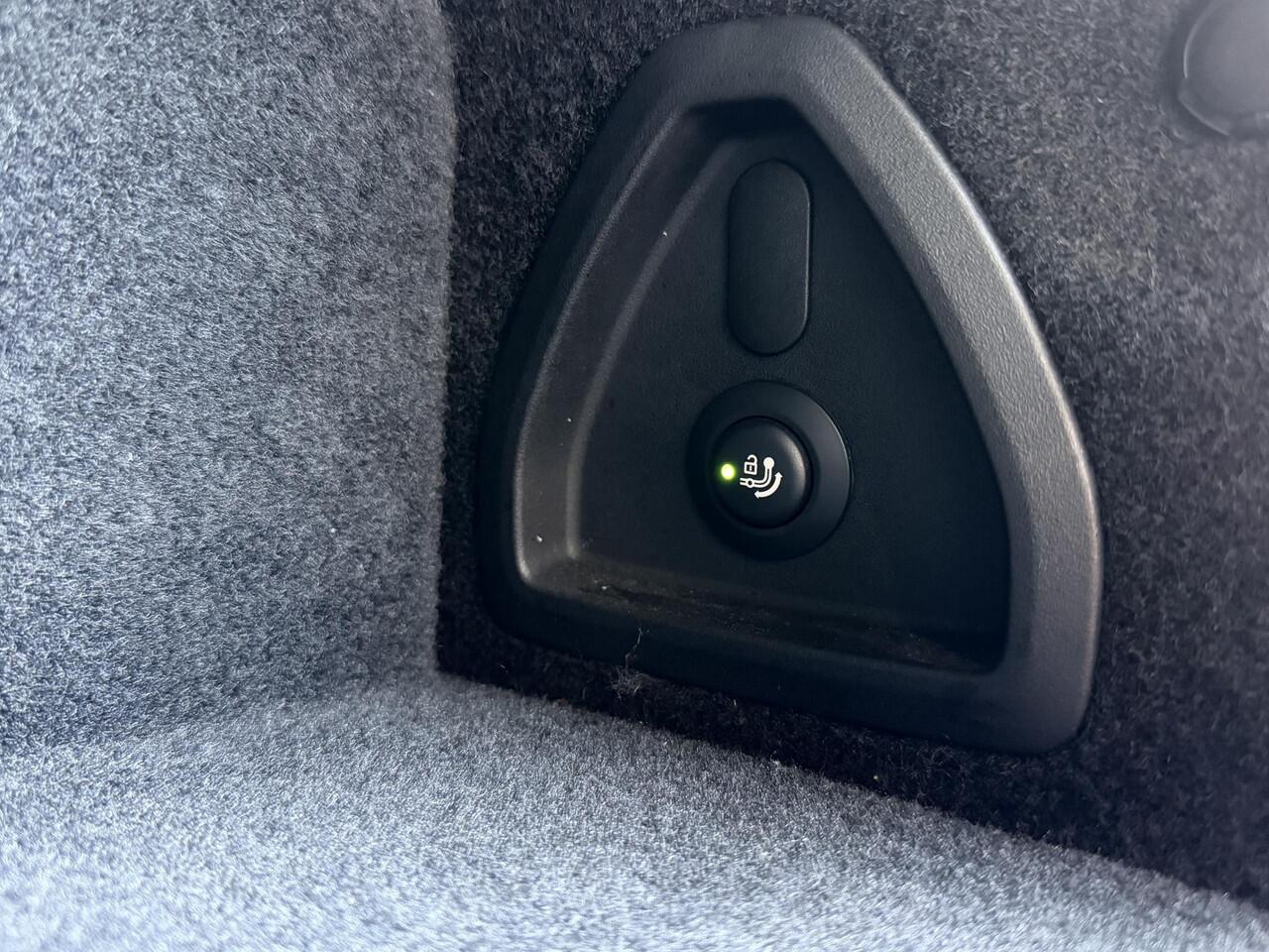 BMW 3-SERIE 330e M Sport / RIJKLAAR / Fabrieksgarantie tot 11-2027 / Harman Kardon Premium Audio / Elektrische Trekhaak / Schuif- en Kantel Dak / Stoel & Stuurverwarming / Akoestisch Glas / Adaptieve Cruise Control / Leder Bekleding / Dealer Onderhouden / Apple Carpl