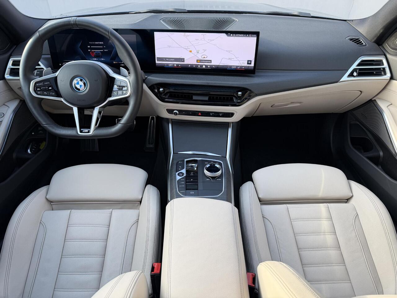 BMW 3-SERIE 330e M Sport / RIJKLAAR / Fabrieksgarantie tot 11-2027 / Harman Kardon Premium Audio / Elektrische Trekhaak / Schuif- en Kantel Dak / Stoel & Stuurverwarming / Akoestisch Glas / Adaptieve Cruise Control / Leder Bekleding / Dealer Onderhouden / Apple Carpl