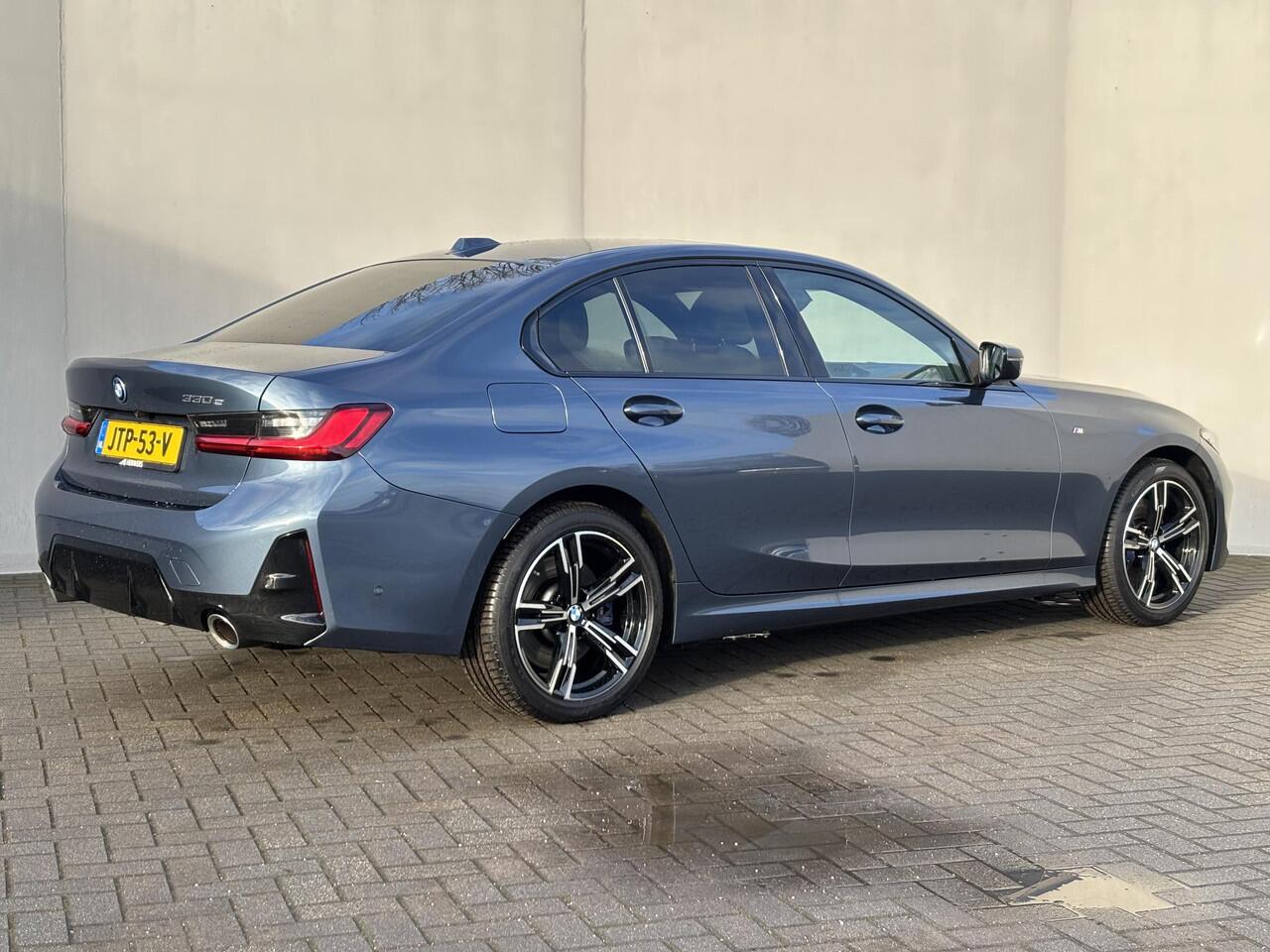 BMW 3-SERIE 330e M Sport / RIJKLAAR / Fabrieksgarantie tot 11-2027 / Harman Kardon Premium Audio / Elektrische Trekhaak / Schuif- en Kantel Dak / Stoel & Stuurverwarming / Akoestisch Glas / Adaptieve Cruise Control / Leder Bekleding / Dealer Onderhouden / Apple Carpl