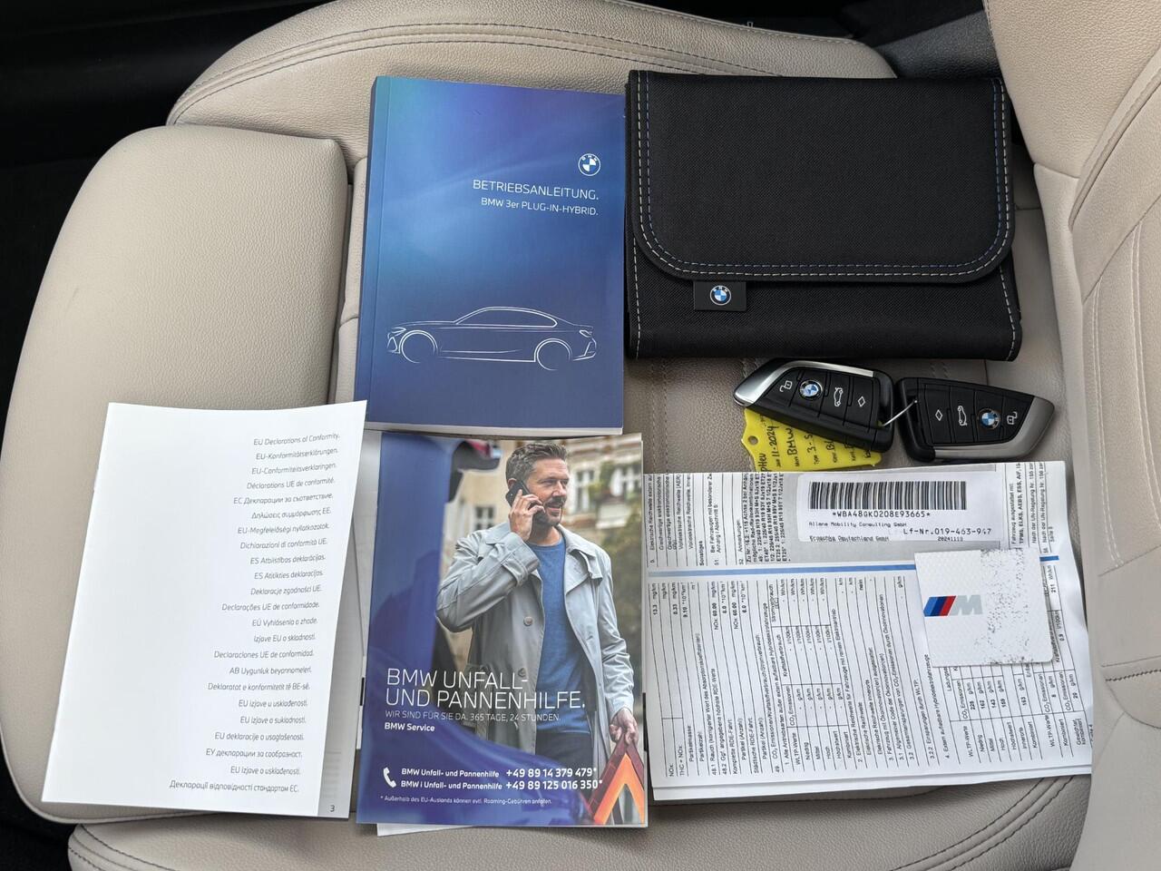 BMW 3-SERIE 330e M Sport / RIJKLAAR / Fabrieksgarantie tot 11-2027 / Harman Kardon Premium Audio / Elektrische Trekhaak / Schuif- en Kantel Dak / Stoel & Stuurverwarming / Akoestisch Glas / Adaptieve Cruise Control / Leder Bekleding / Dealer Onderhouden / Apple Carpl