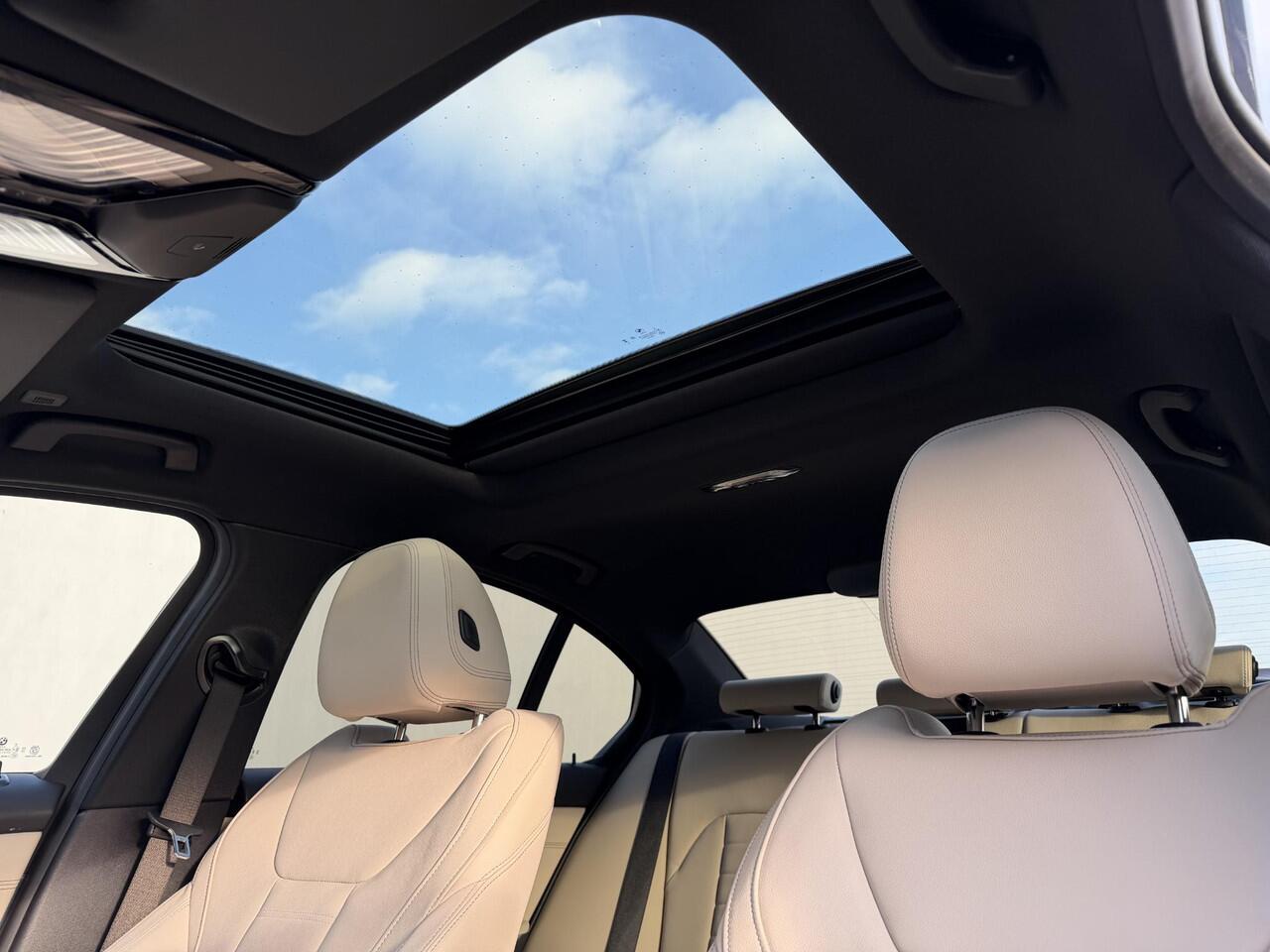 BMW 3-SERIE 330e M Sport / RIJKLAAR / Fabrieksgarantie tot 11-2027 / Harman Kardon Premium Audio / Elektrische Trekhaak / Schuif- en Kantel Dak / Stoel & Stuurverwarming / Akoestisch Glas / Adaptieve Cruise Control / Leder Bekleding / Dealer Onderhouden / Apple Carpl