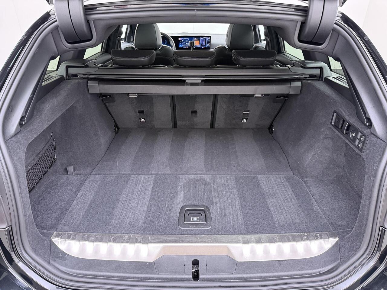 BMW 3-SERIE Touring 320e VAN ¤ 42.899,- VOOR ¤ 39.877,- UW LENTEVOORDEEL: ¤3.022,-! | M-SPORT | FACELIFT| PANO|1.STE EIGENAAR, DEALER OH. | LEER | ELEK. TREKHAAK| FABRIEKSGARANTIE T/M 08 2027| LEER| STOELVERWARMING| 19 INCH! SUPER COMPLEET!