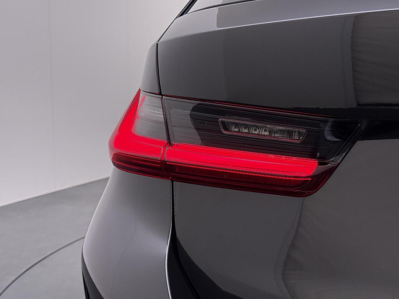 BMW 3-SERIE Touring 320e VAN ¤ 42.899,- VOOR ¤ 39.877,- UW LENTEVOORDEEL: ¤3.022,-! | M-SPORT | FACELIFT| PANO|1.STE EIGENAAR, DEALER OH. | LEER | ELEK. TREKHAAK| FABRIEKSGARANTIE T/M 08 2027| LEER| STOELVERWARMING| 19 INCH! SUPER COMPLEET!