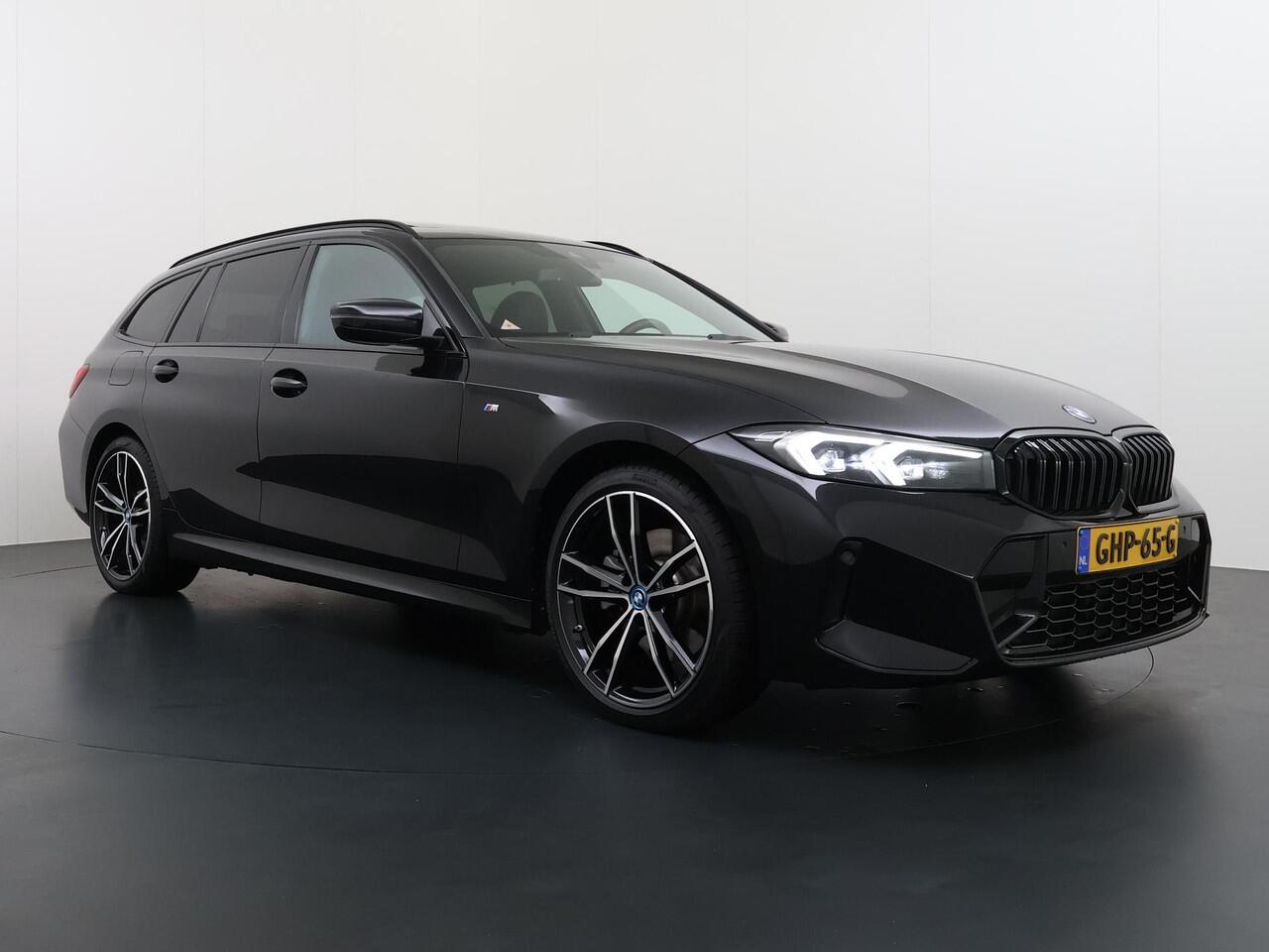 BMW 3-SERIE Touring 320e VAN ¤ 42.899,- VOOR ¤ 39.877,- UW LENTEVOORDEEL: ¤3.022,-! | M-SPORT | FACELIFT| PANO|1.STE EIGENAAR, DEALER OH. | LEER | ELEK. TREKHAAK| FABRIEKSGARANTIE T/M 08 2027| LEER| STOELVERWARMING| 19 INCH! SUPER COMPLEET!
