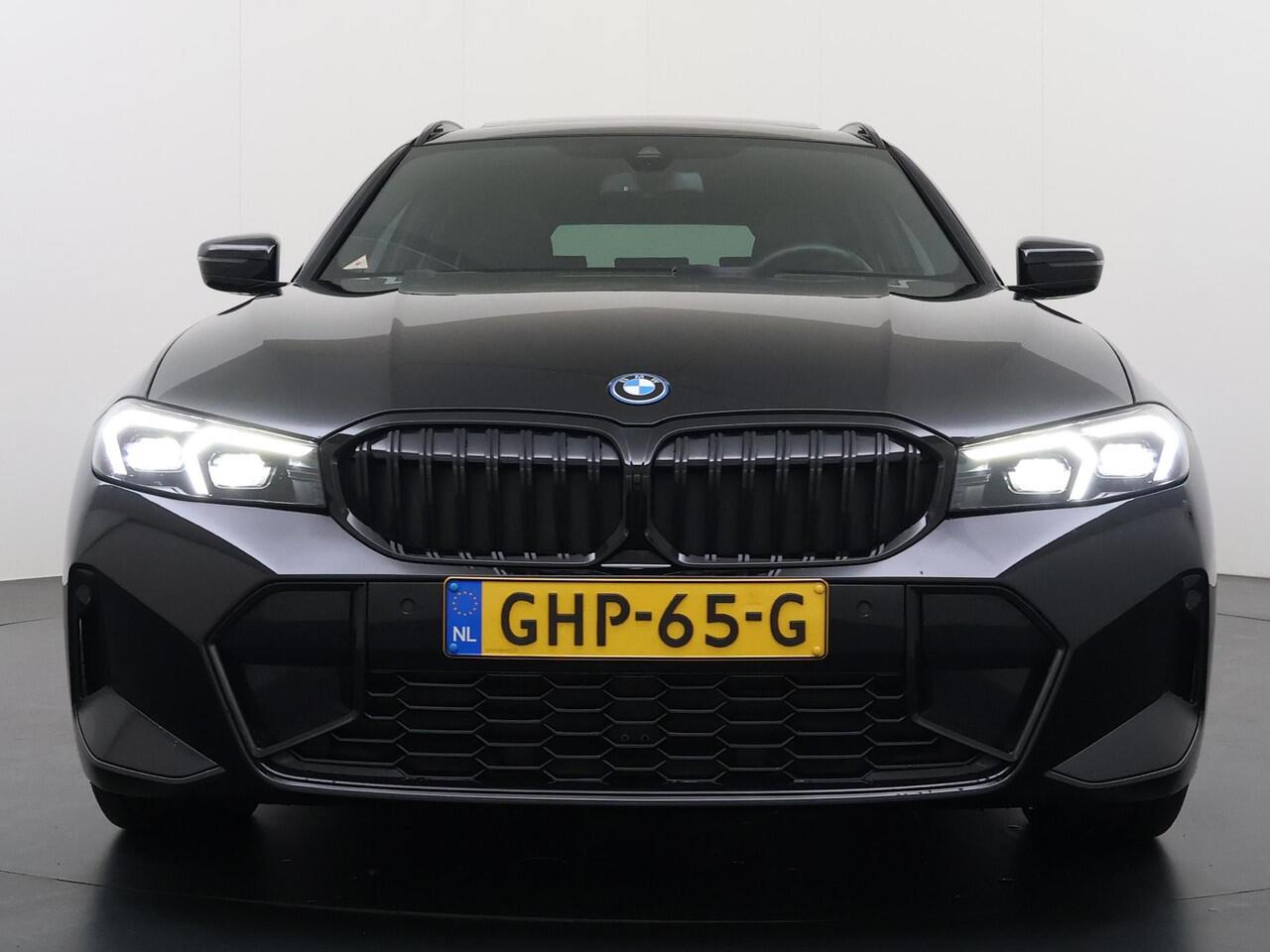 BMW 3-SERIE Touring 320e VAN ¤ 42.899,- VOOR ¤ 39.877,- UW LENTEVOORDEEL: ¤3.022,-! | M-SPORT | FACELIFT| PANO|1.STE EIGENAAR, DEALER OH. | LEER | ELEK. TREKHAAK| FABRIEKSGARANTIE T/M 08 2027| LEER| STOELVERWARMING| 19 INCH! SUPER COMPLEET!
