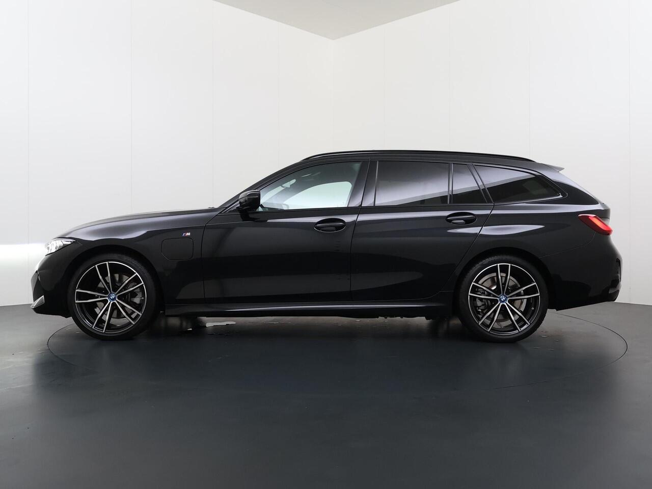 BMW 3-SERIE Touring 320e VAN ¤ 42.899,- VOOR ¤ 39.877,- UW LENTEVOORDEEL: ¤3.022,-! | M-SPORT | FACELIFT| PANO|1.STE EIGENAAR, DEALER OH. | LEER | ELEK. TREKHAAK| FABRIEKSGARANTIE T/M 08 2027| LEER| STOELVERWARMING| 19 INCH! SUPER COMPLEET!