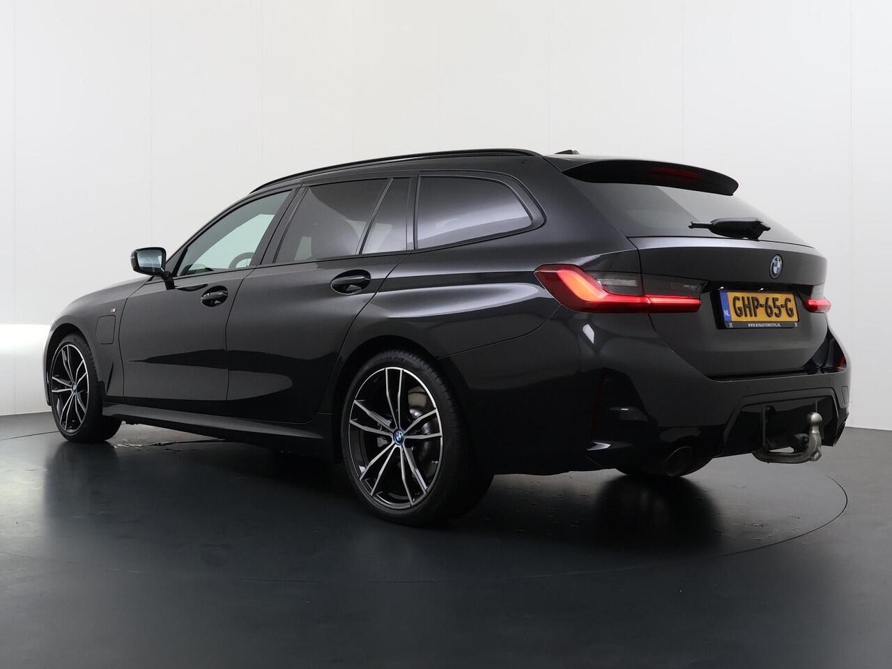 BMW 3-SERIE Touring 320e VAN ¤ 42.899,- VOOR ¤ 39.877,- UW LENTEVOORDEEL: ¤3.022,-! | M-SPORT | FACELIFT| PANO|1.STE EIGENAAR, DEALER OH. | LEER | ELEK. TREKHAAK| FABRIEKSGARANTIE T/M 08 2027| LEER| STOELVERWARMING| 19 INCH! SUPER COMPLEET!