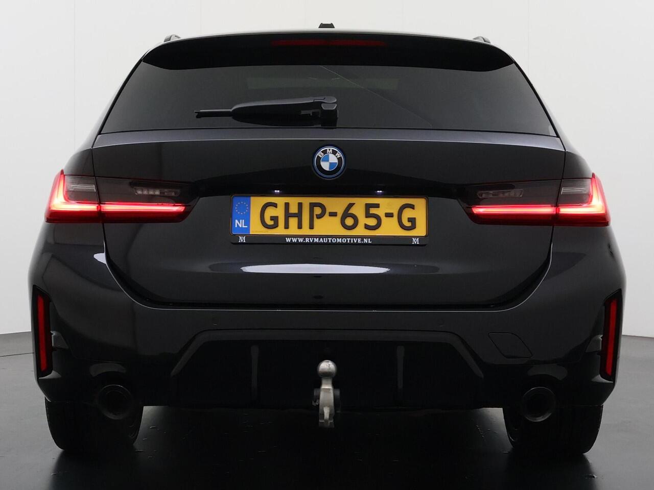 BMW 3-SERIE Touring 320e VAN ¤ 42.899,- VOOR ¤ 39.877,- UW LENTEVOORDEEL: ¤3.022,-! | M-SPORT | FACELIFT| PANO|1.STE EIGENAAR, DEALER OH. | LEER | ELEK. TREKHAAK| FABRIEKSGARANTIE T/M 08 2027| LEER| STOELVERWARMING| 19 INCH! SUPER COMPLEET!