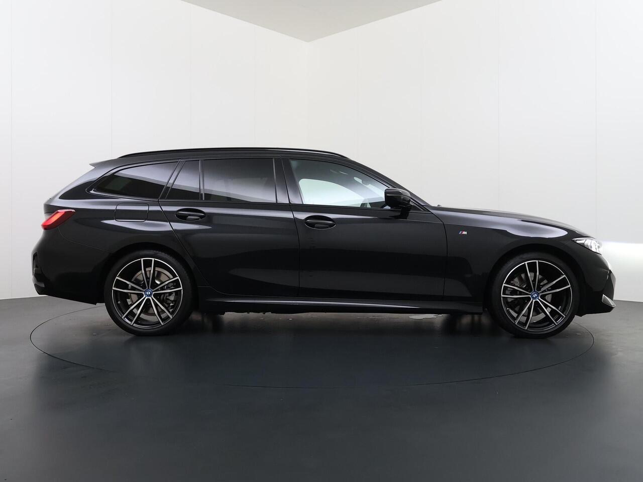 BMW 3-SERIE Touring 320e VAN ¤ 42.899,- VOOR ¤ 39.877,- UW LENTEVOORDEEL: ¤3.022,-! | M-SPORT | FACELIFT| PANO|1.STE EIGENAAR, DEALER OH. | LEER | ELEK. TREKHAAK| FABRIEKSGARANTIE T/M 08 2027| LEER| STOELVERWARMING| 19 INCH! SUPER COMPLEET!