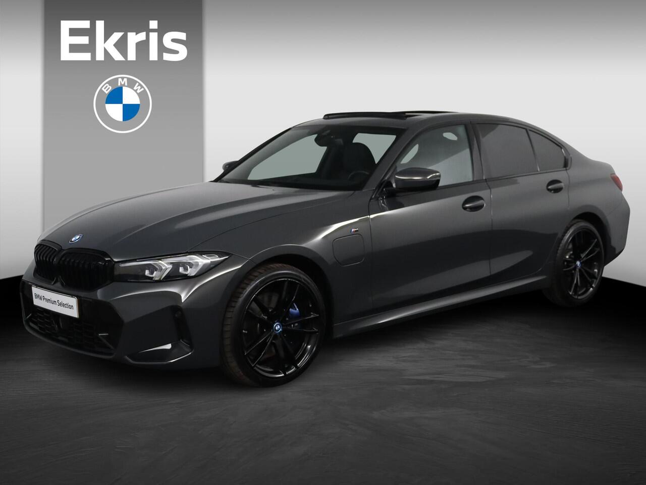 BMW 3-SERIE 320e BMW 320e Sedan M Sport | Glazen Schuif-/kanteldak | Trekhaak Elektrisch | Harman Kardon | Active Cruise Control | Stoelverwarming | 19" M Dubbelspaak