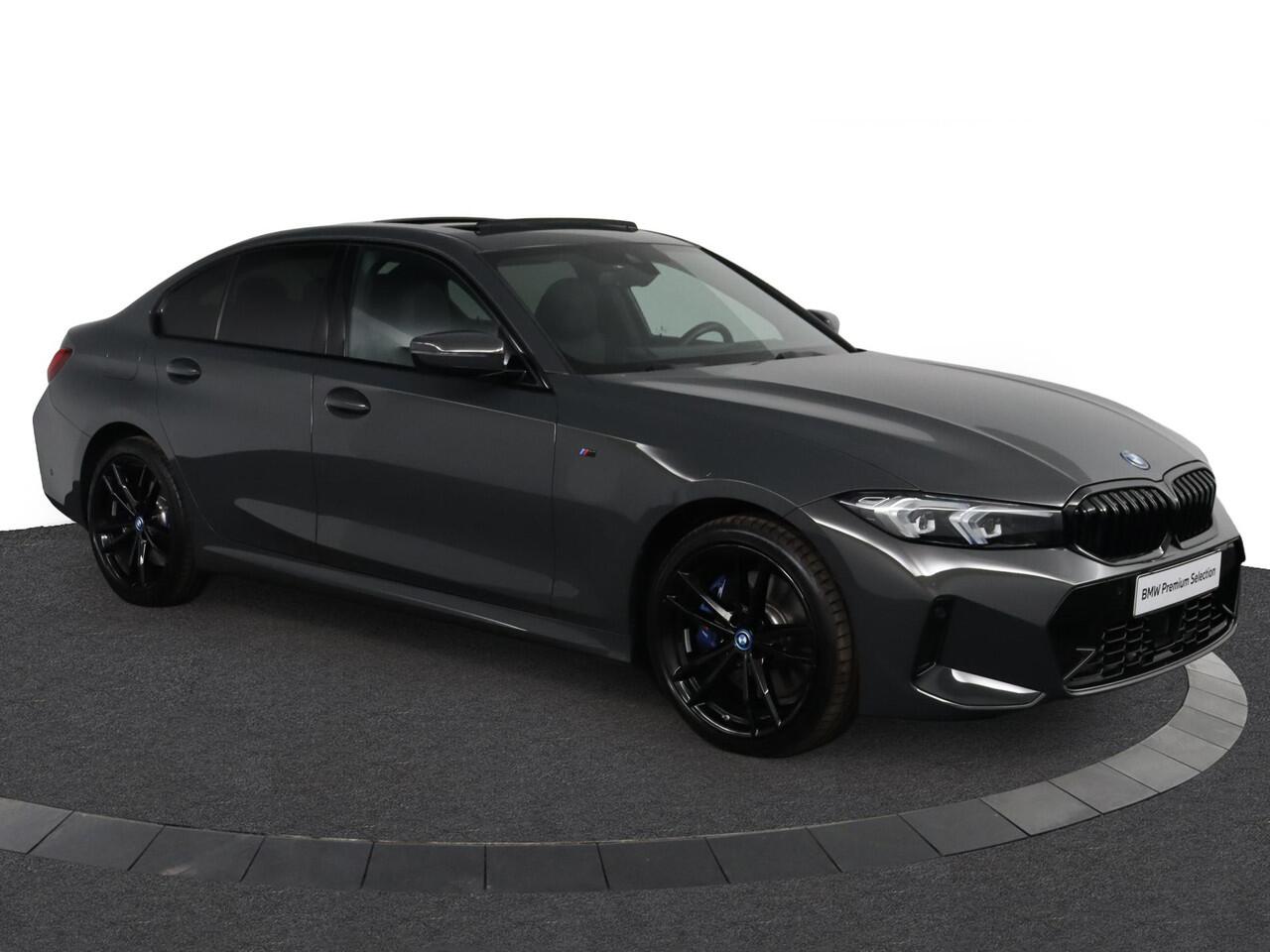 BMW 3-SERIE 320e BMW 320e Sedan M Sport | Glazen Schuif-/kanteldak | Trekhaak Elektrisch | Harman Kardon | Active Cruise Control | Stoelverwarming | 19" M Dubbelspaak