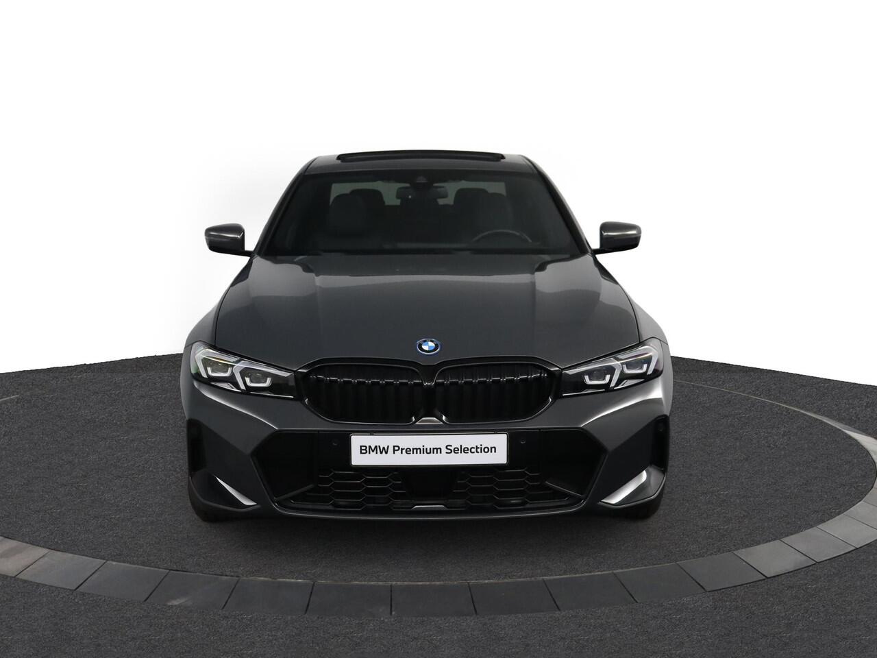 BMW 3-SERIE 320e BMW 320e Sedan M Sport | Glazen Schuif-/kanteldak | Trekhaak Elektrisch | Harman Kardon | Active Cruise Control | Stoelverwarming | 19" M Dubbelspaak