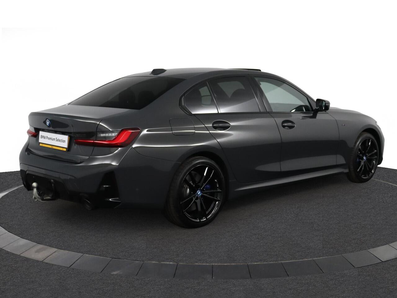 BMW 3-SERIE 320e BMW 320e Sedan M Sport | Glazen Schuif-/kanteldak | Trekhaak Elektrisch | Harman Kardon | Active Cruise Control | Stoelverwarming | 19" M Dubbelspaak