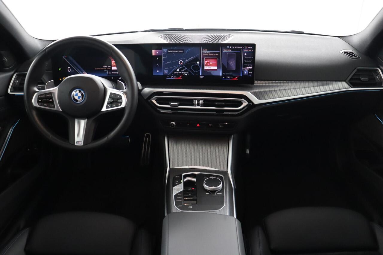 BMW 3-SERIE 320e BMW 320e Sedan M Sport | Glazen Schuif-/kanteldak | Trekhaak Elektrisch | Harman Kardon | Active Cruise Control | Stoelverwarming | 19" M Dubbelspaak