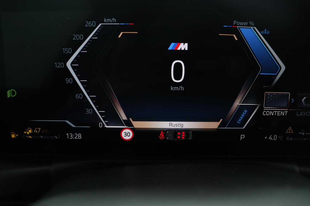 BMW 3-SERIE 320e BMW 320e Sedan M Sport | Glazen Schuif-/kanteldak | Trekhaak Elektrisch | Harman Kardon | Active Cruise Control | Stoelverwarming | 19" M Dubbelspaak