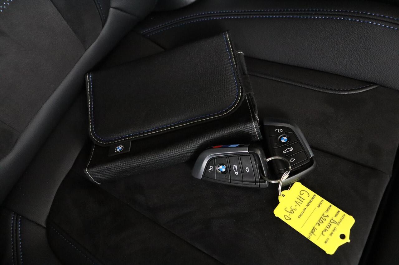 BMW 3-SERIE 320e BMW 320e Sedan M Sport | Glazen Schuif-/kanteldak | Trekhaak Elektrisch | Harman Kardon | Active Cruise Control | Stoelverwarming | 19" M Dubbelspaak