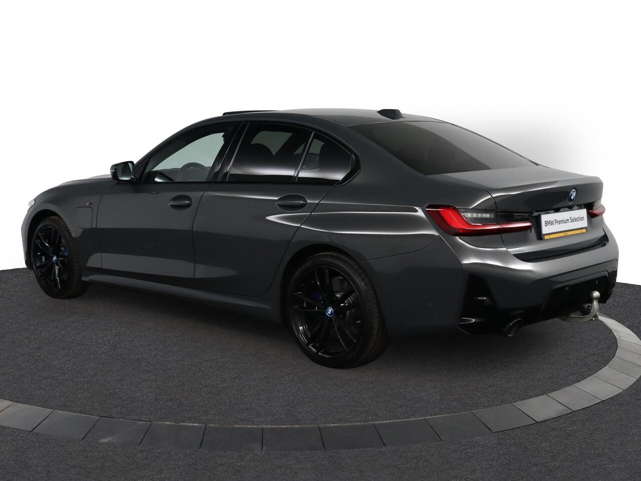 BMW 3-SERIE 320e BMW 320e Sedan M Sport | Glazen Schuif-/kanteldak | Trekhaak Elektrisch | Harman Kardon | Active Cruise Control | Stoelverwarming | 19" M Dubbelspaak