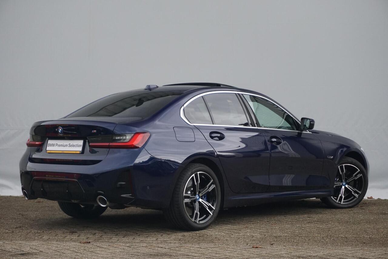 BMW 3-SERIE Sedan 320e M Sportpakket Schuif-/kanteldak / Trekhaak / Comfort Acces / Head-Up Display