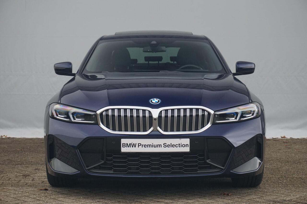 BMW 3-SERIE Sedan 320e M Sportpakket Schuif-/kanteldak / Trekhaak / Comfort Acces / Head-Up Display