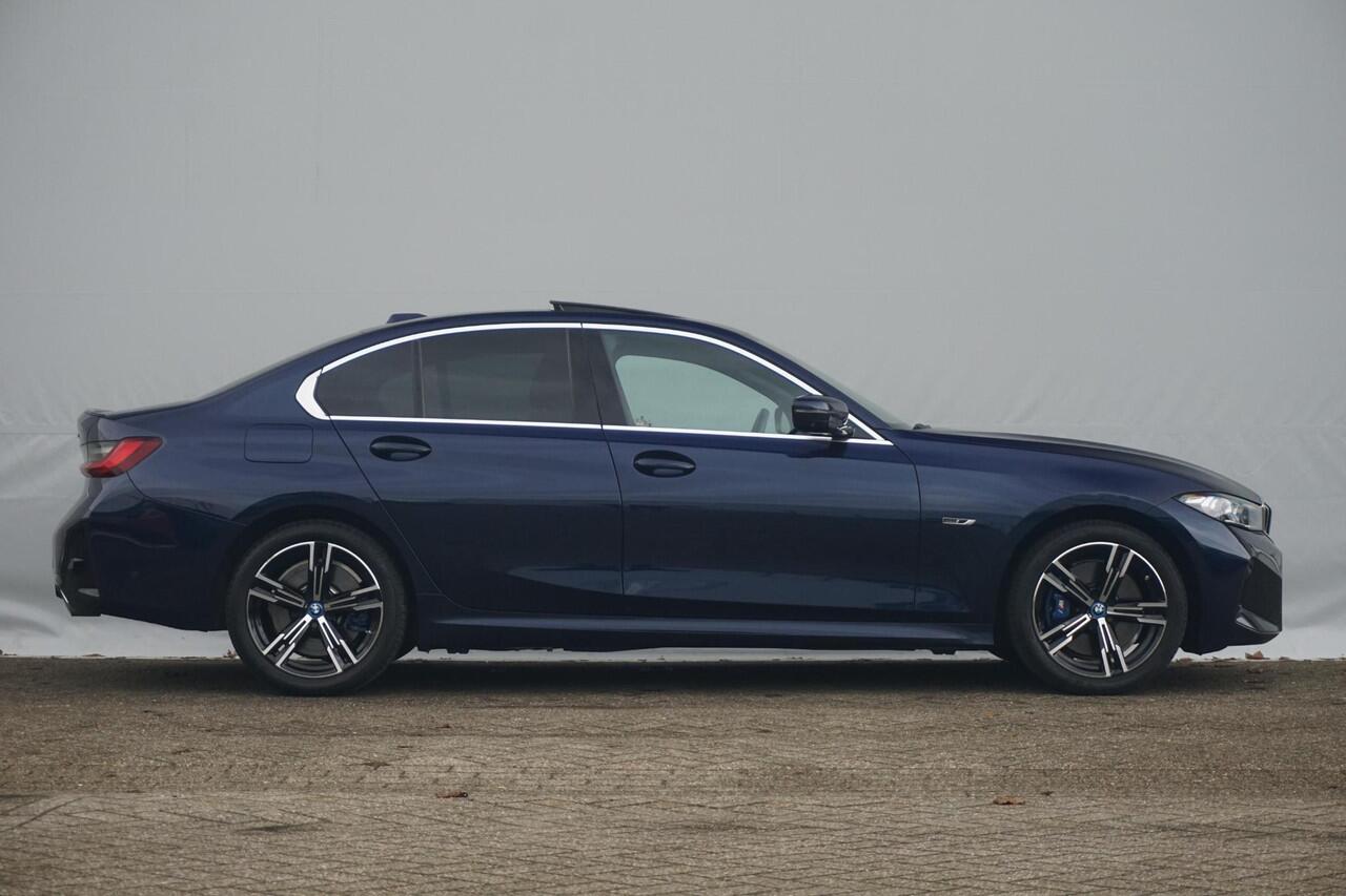 BMW 3-SERIE Sedan 320e M Sportpakket Schuif-/kanteldak / Trekhaak / Comfort Acces / Head-Up Display