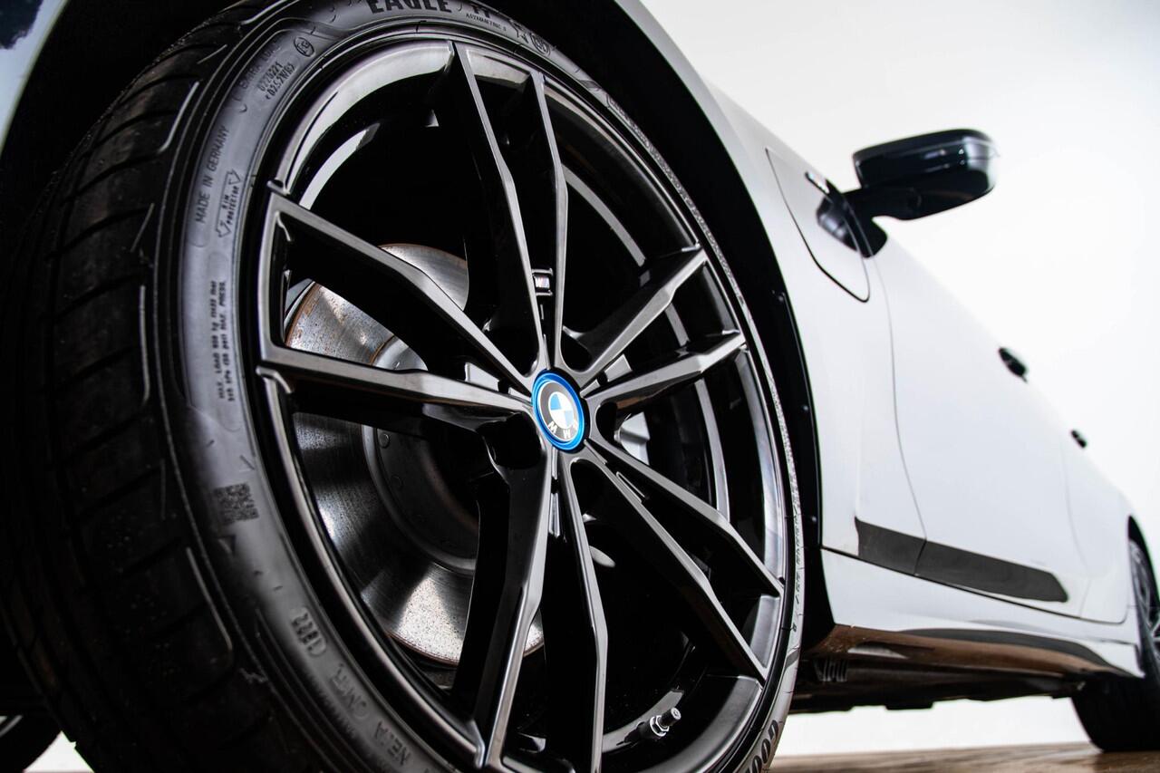 BMW 3-SERIE 330e M Sport - Ambiance verlichting - Parking Assistant - Getinte Ruiten - Elektrisch verwarmde voorstoelen - In de breedte verstelbare rugleuning voor bestuurder -