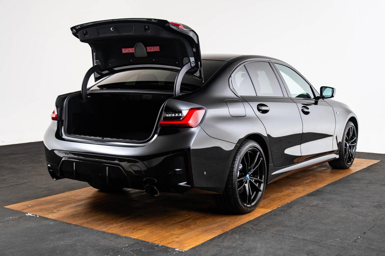 BMW 3-SERIE 330e M Sport - Ambiance verlichting - Parking Assistant - Getinte Ruiten - Elektrisch verwarmde voorstoelen - In de breedte verstelbare rugleuning voor bestuurder -