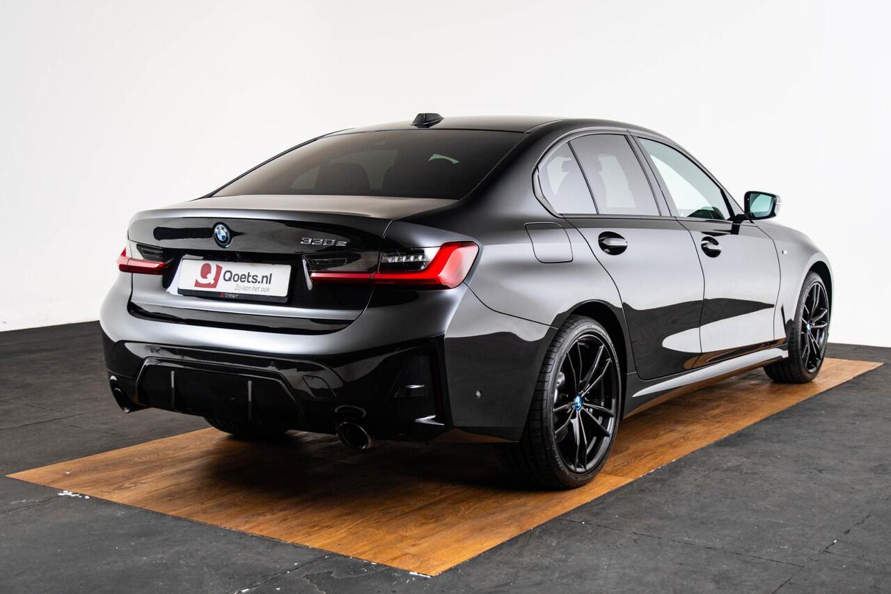 BMW 3-SERIE 330e M Sport - Ambiance verlichting - Parking Assistant - Getinte Ruiten - Elektrisch verwarmde voorstoelen - In de breedte verstelbare rugleuning voor bestuurder -