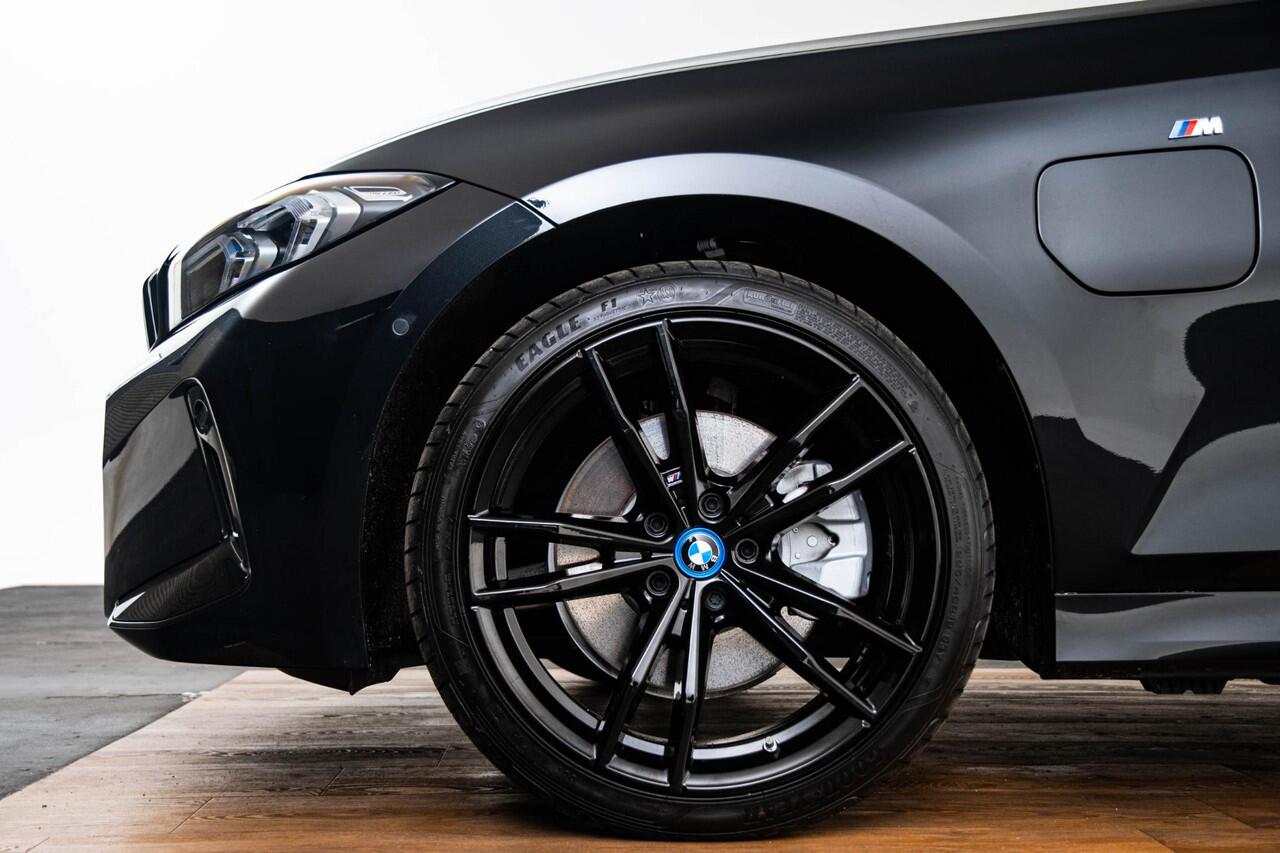 BMW 3-SERIE 330e M Sport - Ambiance verlichting - Parking Assistant - Getinte Ruiten - Elektrisch verwarmde voorstoelen - In de breedte verstelbare rugleuning voor bestuurder -