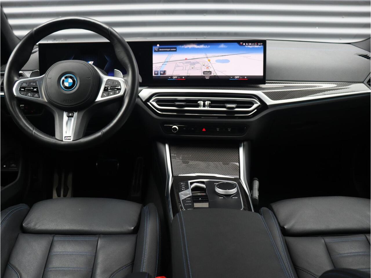 BMW 3-SERIE Sedan 330e | M Sportpakket Pro | Panodak | Head-Up | Driving Assistant Prof. | Harman Kardon | Elektr. Stoelen | Parking Assistant Plus | 19'' LMV