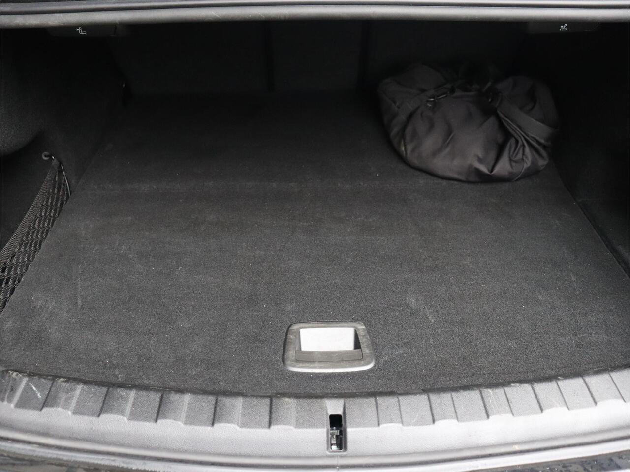 BMW 3-SERIE Sedan 330e | M Sportpakket Pro | Panodak | Head-Up | Driving Assistant Prof. | Harman Kardon | Elektr. Stoelen | Parking Assistant Plus | 19'' LMV