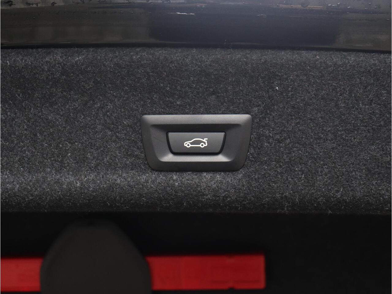 BMW 3-SERIE Sedan 330e | M Sportpakket Pro | Panodak | Head-Up | Driving Assistant Prof. | Harman Kardon | Elektr. Stoelen | Parking Assistant Plus | 19'' LMV