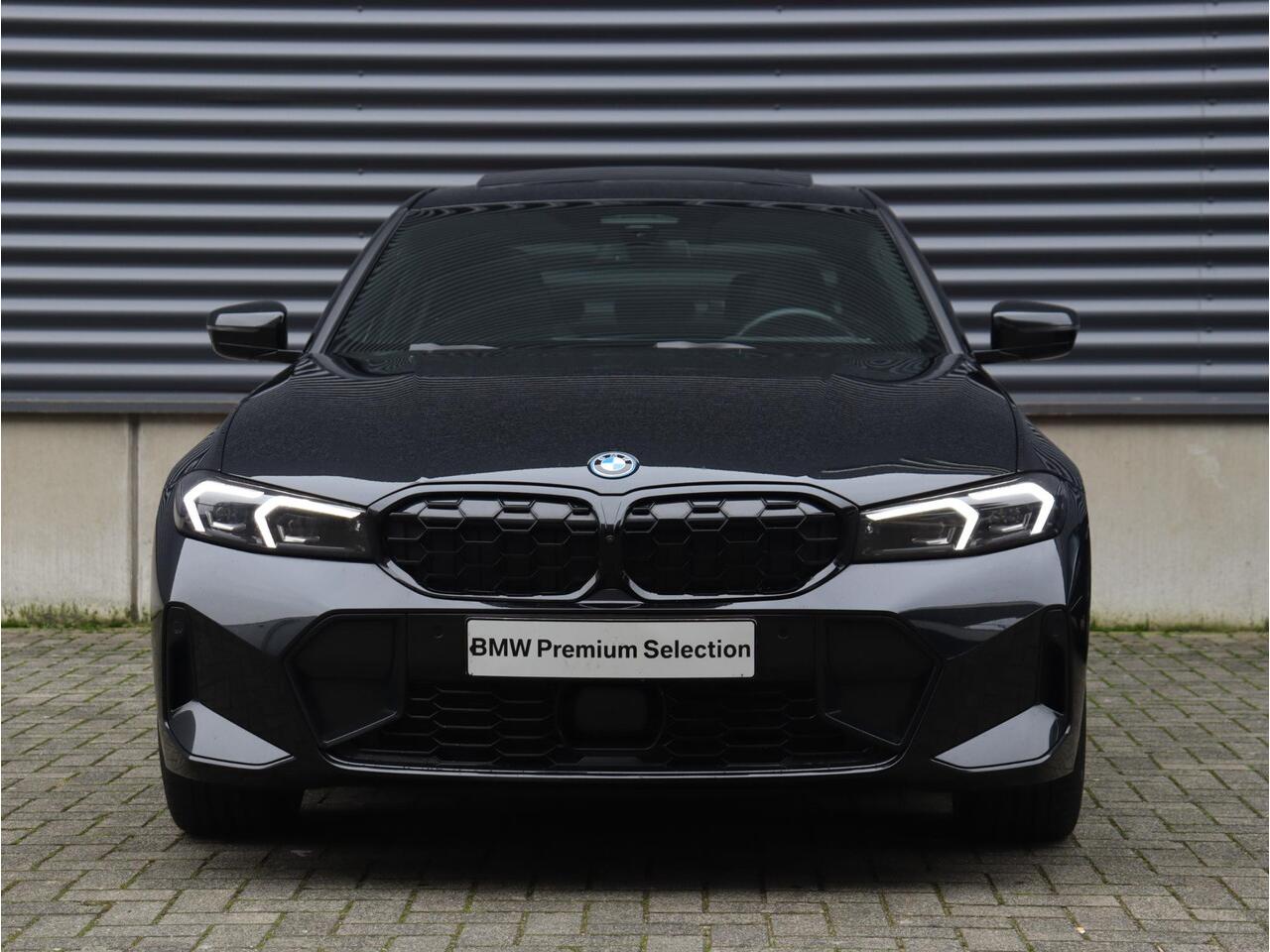 BMW 3-SERIE Sedan 330e | M Sportpakket Pro | Panodak | Head-Up | Driving Assistant Prof. | Harman Kardon | Elektr. Stoelen | Parking Assistant Plus | 19'' LMV