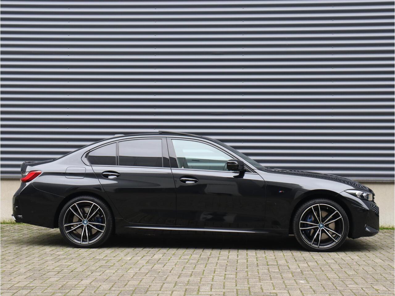 BMW 3-SERIE Sedan 330e | M Sportpakket Pro | Panodak | Head-Up | Driving Assistant Prof. | Harman Kardon | Elektr. Stoelen | Parking Assistant Plus | 19'' LMV