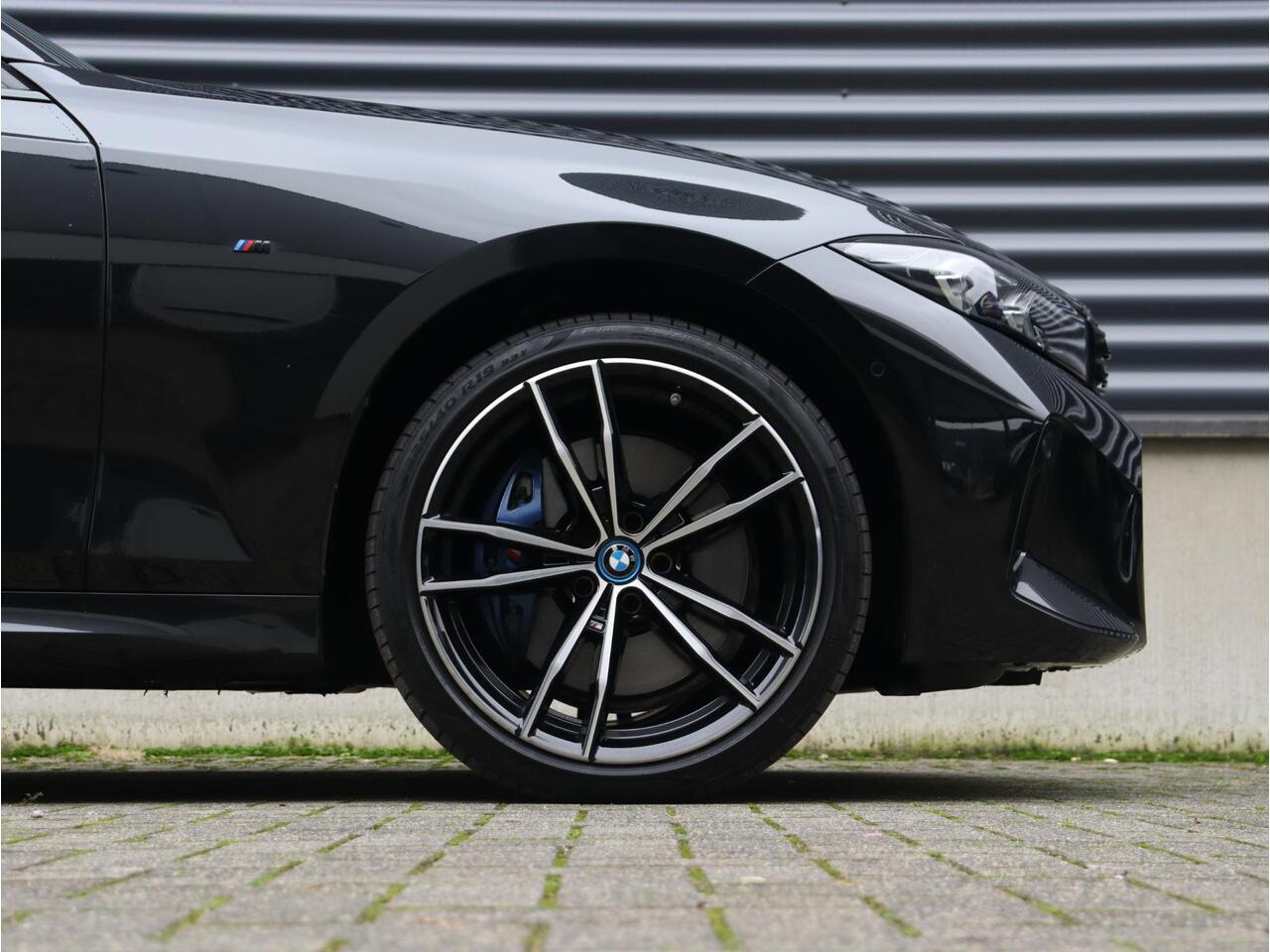 BMW 3-SERIE Sedan 330e | M Sportpakket Pro | Panodak | Head-Up | Driving Assistant Prof. | Harman Kardon | Elektr. Stoelen | Parking Assistant Plus | 19'' LMV