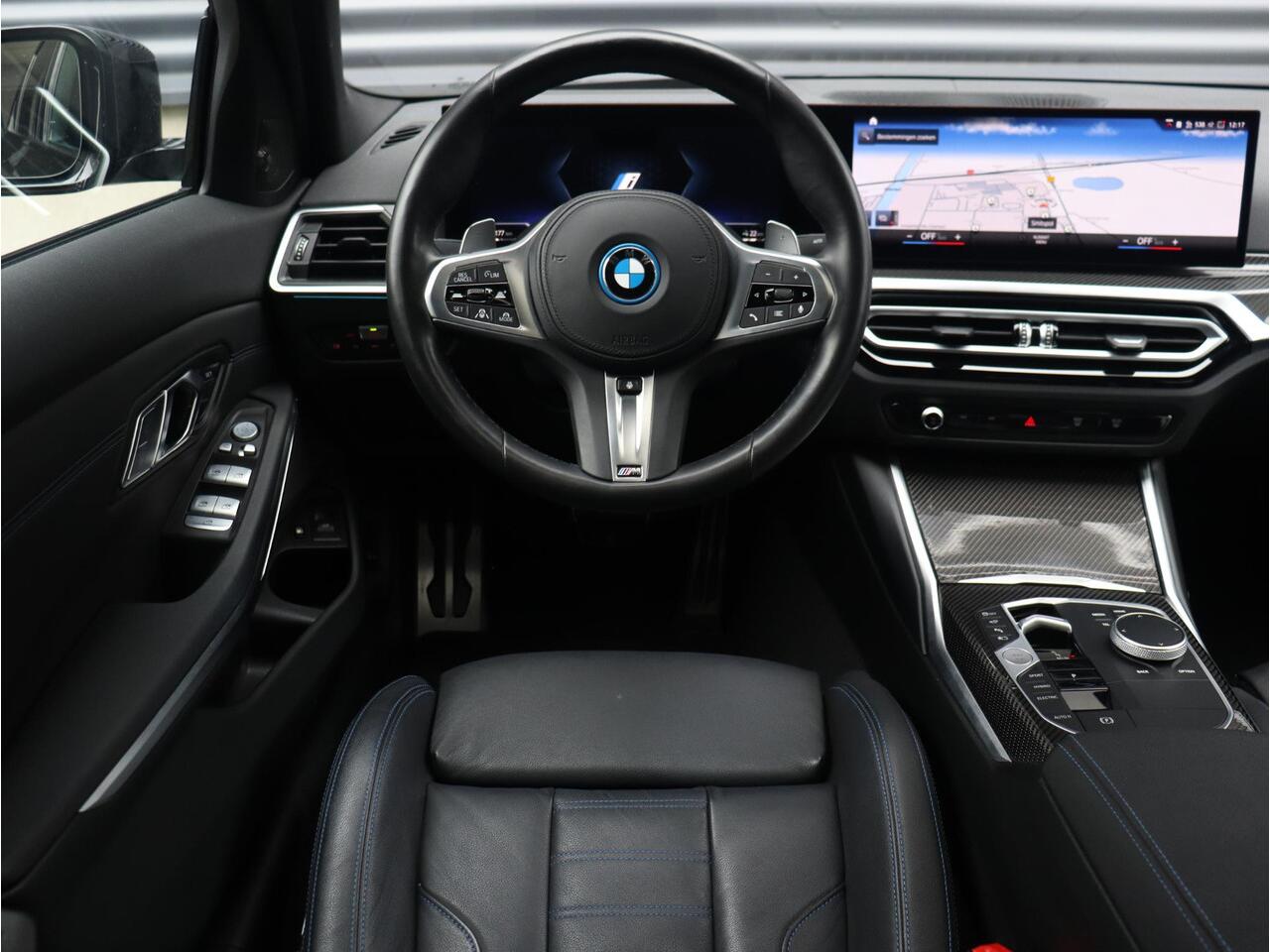 BMW 3-SERIE Sedan 330e | M Sportpakket Pro | Panodak | Head-Up | Driving Assistant Prof. | Harman Kardon | Elektr. Stoelen | Parking Assistant Plus | 19'' LMV