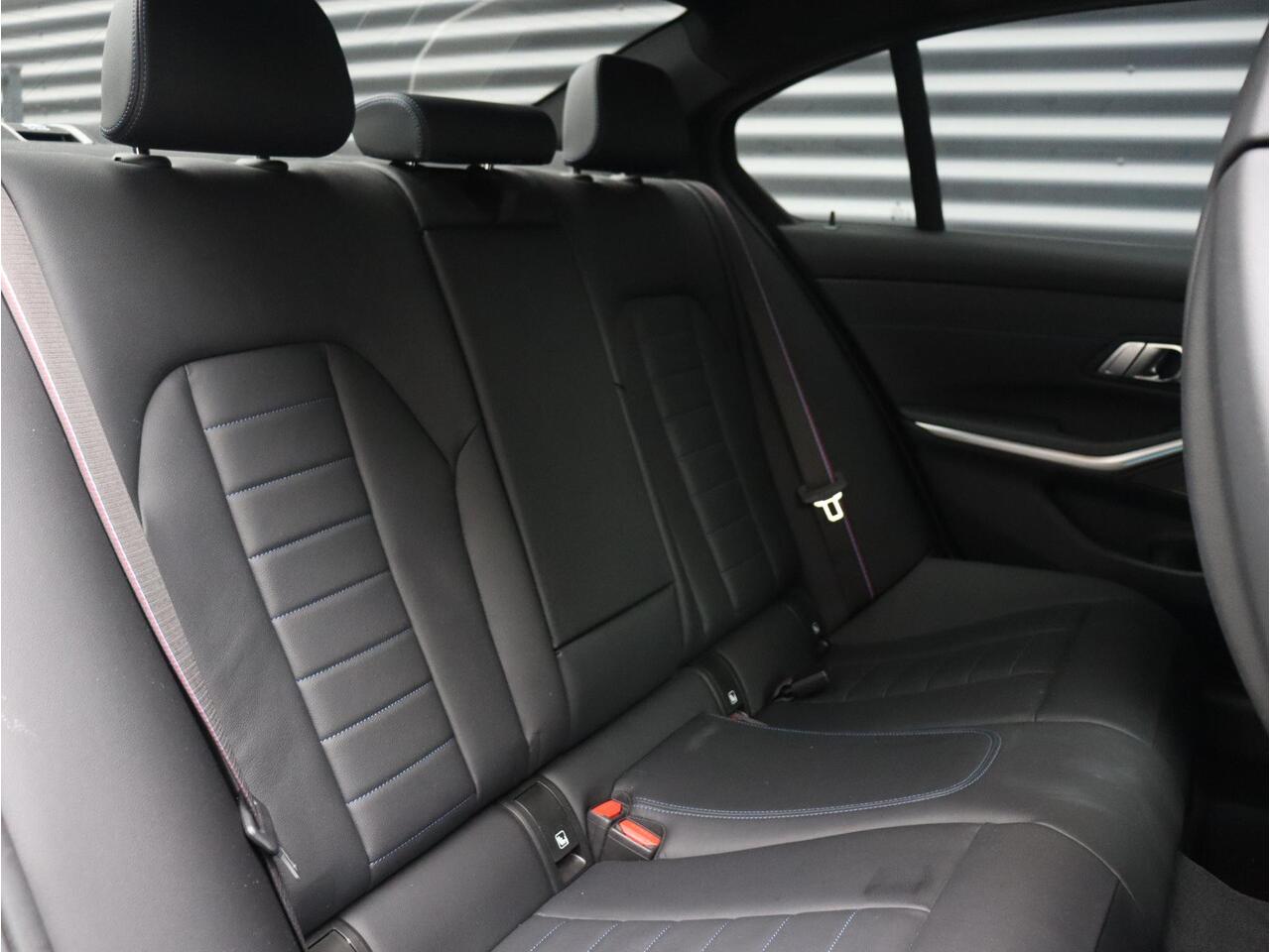 BMW 3-SERIE Sedan 330e | M Sportpakket Pro | Panodak | Head-Up | Driving Assistant Prof. | Harman Kardon | Elektr. Stoelen | Parking Assistant Plus | 19'' LMV