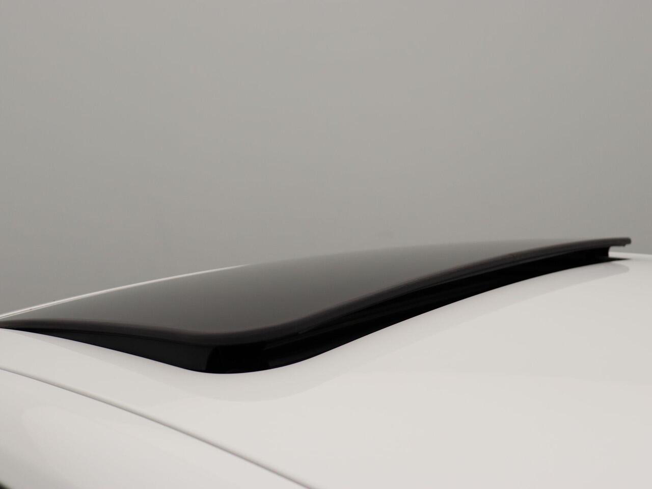 BMW 3-SERIE Sedan 330e M Sportpakket Pro | Travel Pack| Innovation Pack | Entertainment Pack | Trekhaak | Driving Assistant Professional | DAB | Harman Kardon | 19''