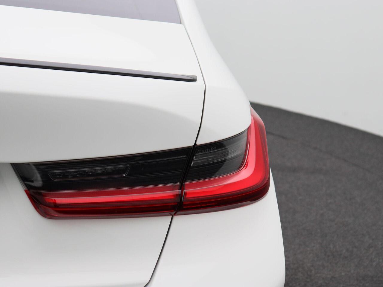 BMW 3-SERIE Sedan 330e M Sportpakket Pro | Travel Pack| Innovation Pack | Entertainment Pack | Trekhaak | Driving Assistant Professional | DAB | Harman Kardon | 19''