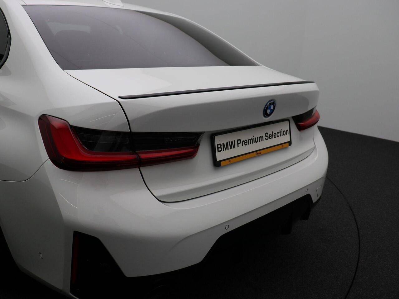 BMW 3-SERIE Sedan 330e M Sportpakket Pro | Travel Pack| Innovation Pack | Entertainment Pack | Trekhaak | Driving Assistant Professional | DAB | Harman Kardon | 19''