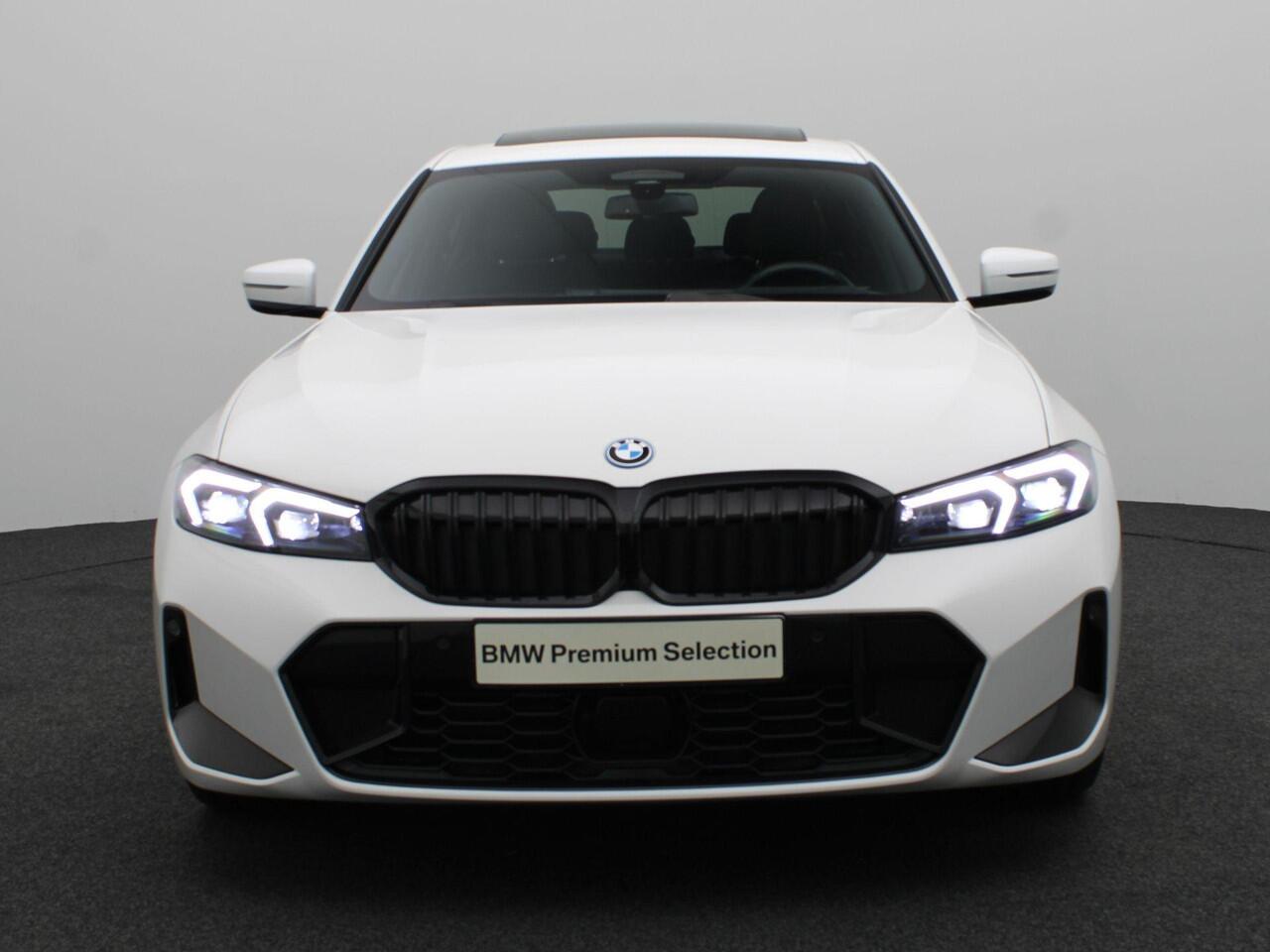 BMW 3-SERIE Sedan 330e M Sportpakket Pro | Travel Pack| Innovation Pack | Entertainment Pack | Trekhaak | Driving Assistant Professional | DAB | Harman Kardon | 19''